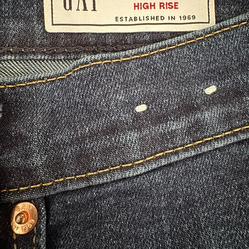 GAP Eco-Friendly Denim Jeans - Picture 4 of 9